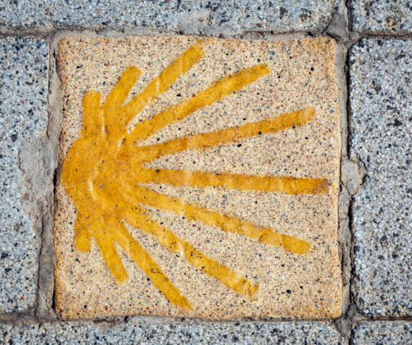 El símbolo del Camino de Santiago en una piedra.